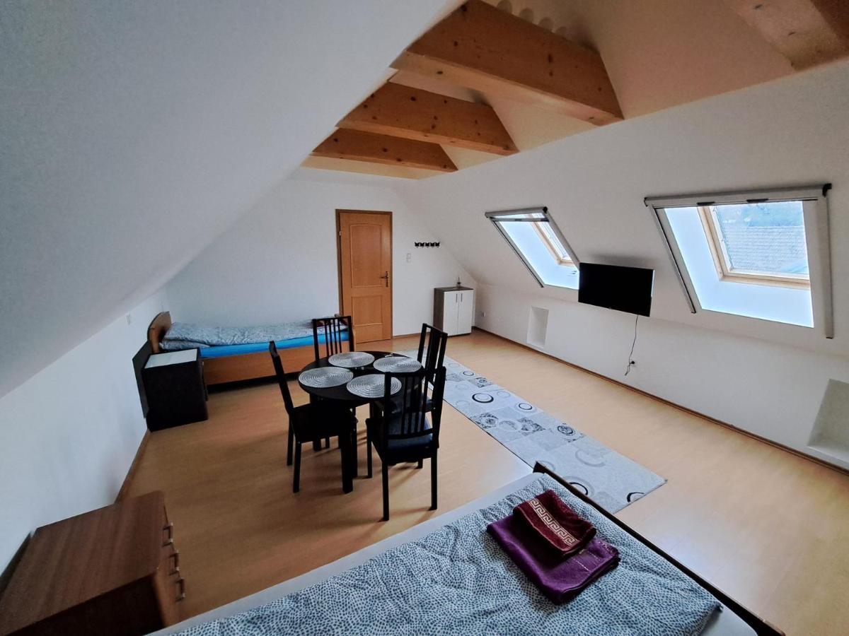 Hostelhollabrunn Esterno foto